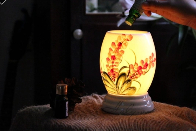 nên dùng đèn xông tinh dầu hay máy khuếch tán