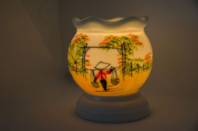 so sánh đèn xông tinh dầu đốt nến và đốt điện